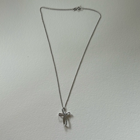Dainty Silver cross necklace with small diamonds (real) - Picture 3 of 7